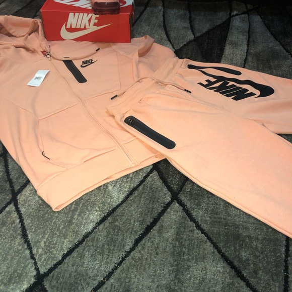 Women’s shoe and suit - Picture 2 of 3